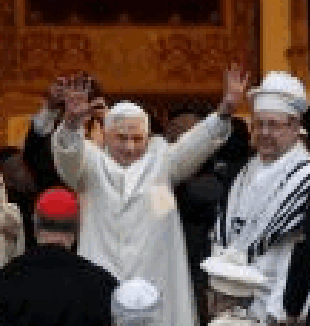 El Papa visita la sinagoga.