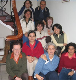 Clara Caselli (en la primera fila, a la izquierda), <br>en una visita de Julián Carrón a la casa de Memores <br>Domini en Perú.