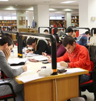 Estudiantes en la Universidad Complutense <br>de Madrid.