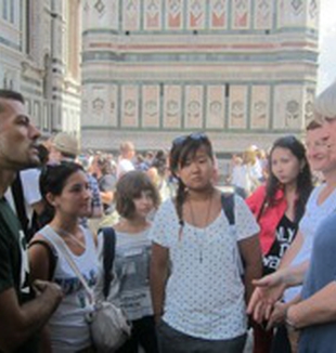Los alumnos kazajos con Mariella Carlotti <br>en Florencia.