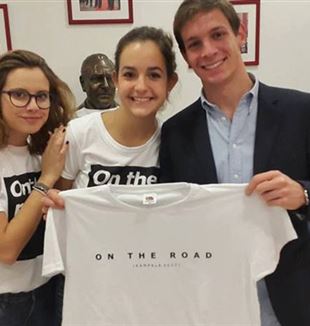 Gaia (en el centro) con una de las camisetas "On the road"