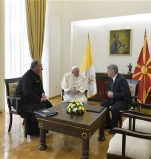 El Papa con el presidente de la República de Macedonia, Gjorghe Ivanov, y el padre Zoran Stojanov