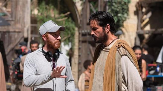 El director Andrew Hyatt con Jim Caviezel en el rodaje de “Pablo, el apóstol de Cristo”