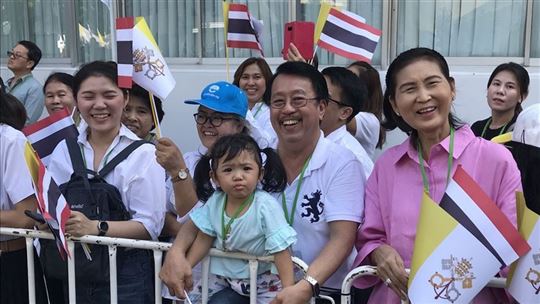 Esperando en las calles de Bangkok (foto: Papal Flight Press Pool)