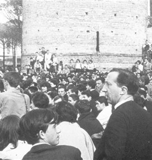 Don Giussani en un encuentro con bachilleres en 1964