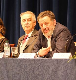 Franco Nembrini con Lorenzo Ornaghi, presidente del jurado (Foto: Andrea Mariotto)