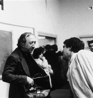 1983. Don Giussani en el Politécnico de Milán (Foto de Federico Brunetti)