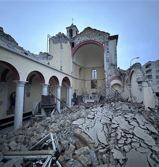 La catedral de Iskenderun después del terremoto (Foto Antuan Ilgit SJ)