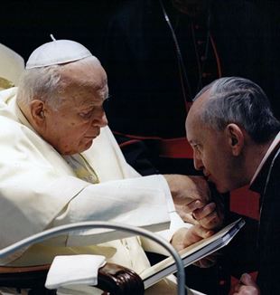 Juan Pablo II con el entonces cardenal Bergoglio (Catholic Press Photo)