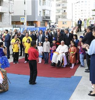 El papa Francisco al llegar a Mongolia (Foto: Catholic Press Photo)