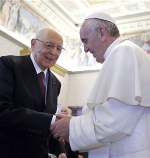Giorgio Napolitano con el papa Francisco en 2013 (Foto Ansa-Dpa)