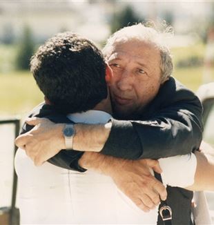 El abrazo entre don Giussani y Jesús Carrascosa durante las vacaciones internacionales de CL en Corvara en 1985 (©Federico Brunetti)