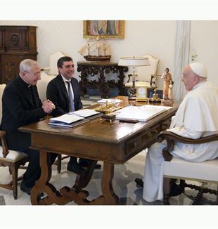 Monseñor Filippo Santoro y Davide Prosperi con el papa Francisco en audiencia privada el 15 de enero de 2024 (Vatican Media/Catholic Press Photo)