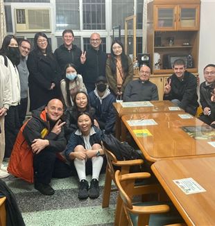 Monseñor Camisasca con un grupo de jóvenes taiwaneses