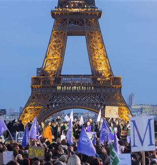 Manifestaciones en París tras la reforma constitucional (Foto Vincent Isore/IP3 via ZUMA Press/Ansa)