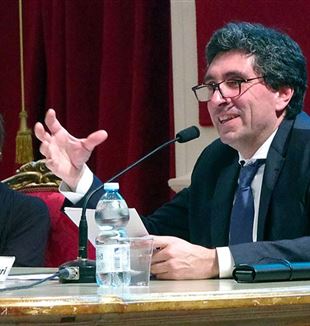 Davide Prosperi durante su intervención en Recanati