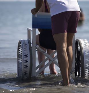 Una persona con discapacidad en la playa accesible de Punta Marina Terme (Rávena)