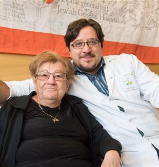 Cristiano Ferrario, oncólogo en el Hospital General Jewish de Montreal, con una paciente